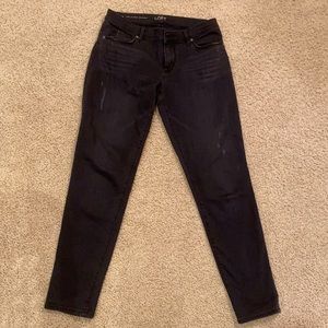 Ann Taylor LOFT Relaxed Skinny BLACK jeans. Size 27/4-Distressed stretchy fabric